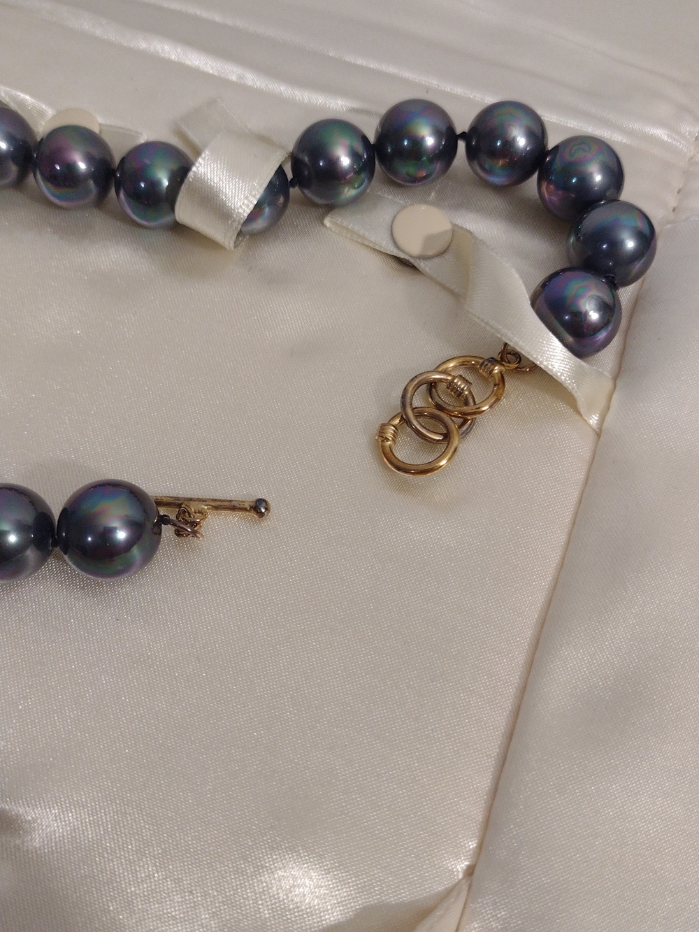 Lustrous Black Pearl Necklace with Matching Studs - Picture 6 of 9
